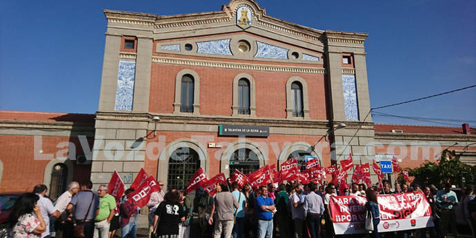 Más de 150 personas exigen un ‘tren digno ya’ a las puertas de la estación de Renfe-Adif en Talavera (LA VOZ DE TALAVERA.COM)